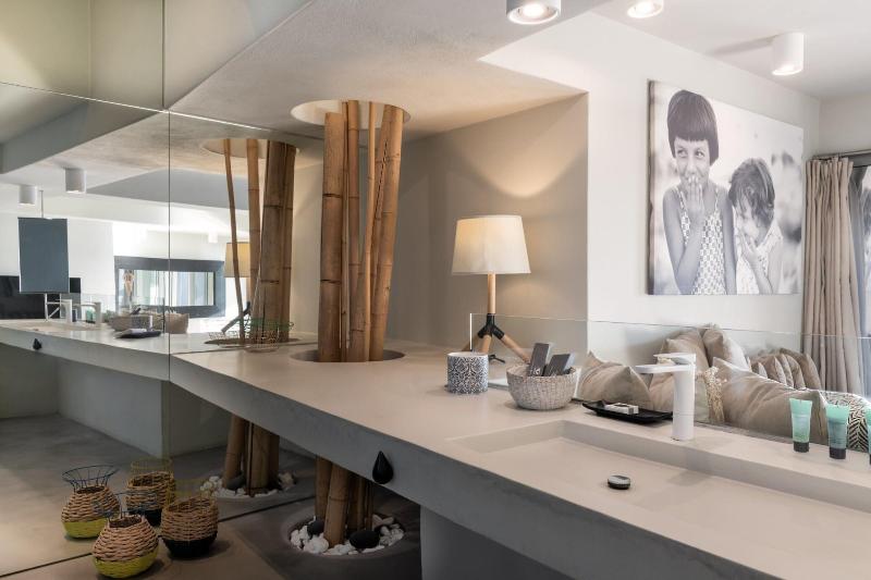West East Suites - Oda