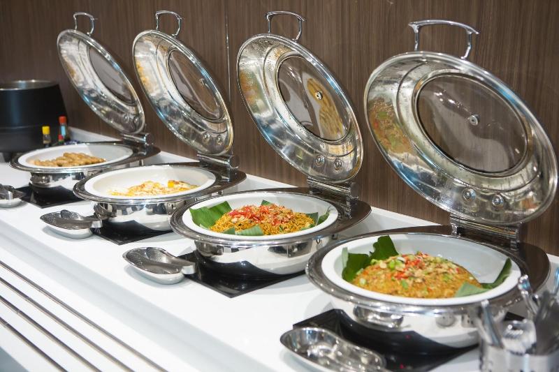 Holiday Inn Express Jakarta International Expo - Bar