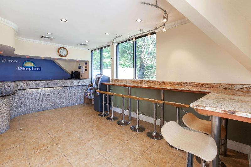 Days Inn by Wyndham Nanuet / Spring Valley - Lobi
