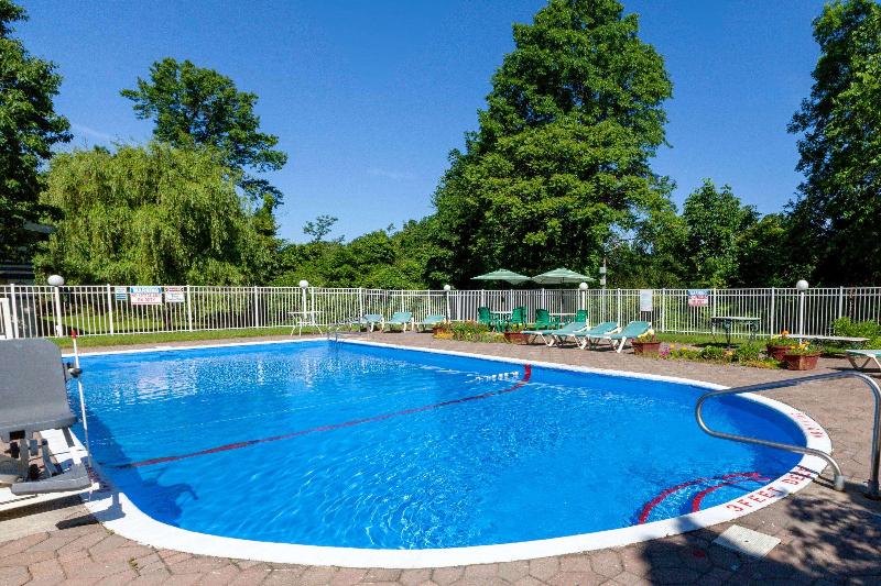 Days Inn by Wyndham Nanuet / Spring Valley - Havuz