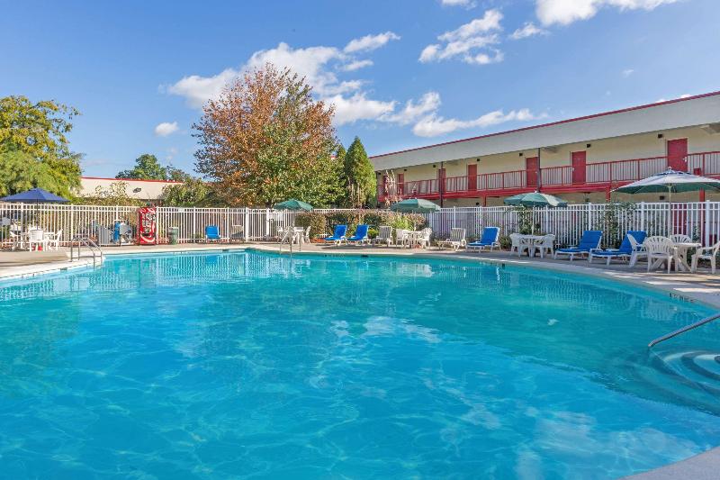 Ramada by Wyndham Yonkers - Havuz