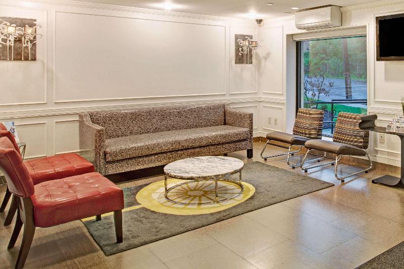 Ramada by Wyndham Staten Island - Lobi