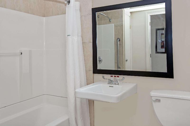 Ramada by Wyndham Staten Island - Oda