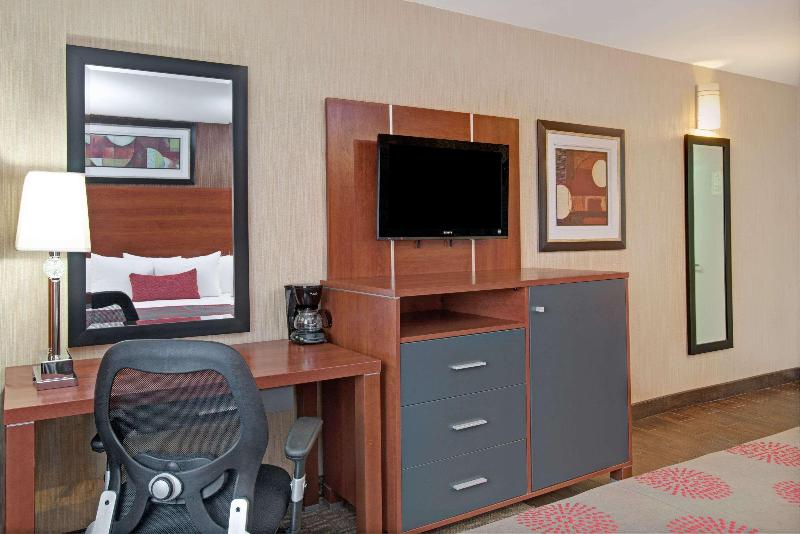 Ramada by Wyndham Staten Island - Oda