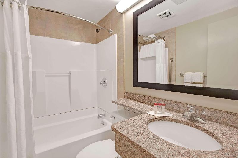 Ramada by Wyndham Staten Island - Oda