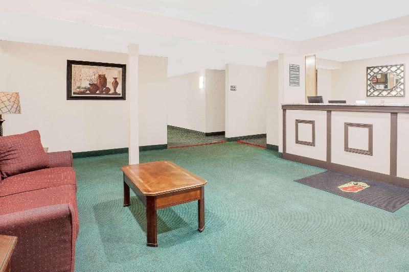 Super 8 by Wyndham Middletown - Lobi