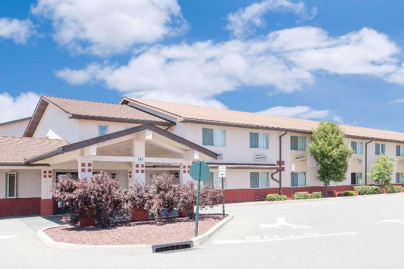 Super 8 by Wyndham Middletown - Genel