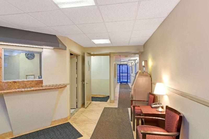 Super 8 by Wyndham Long Island City LGA Hotel - Lobi