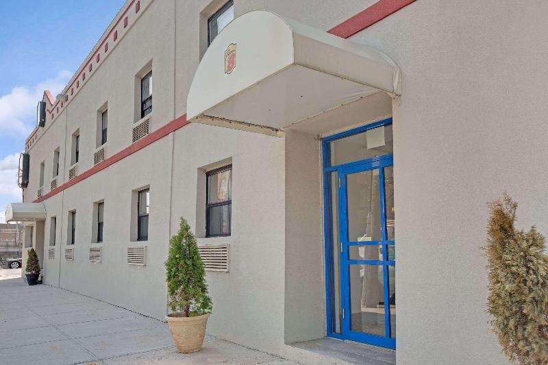 Super 8 by Wyndham Long Island City LGA Hotel - Genel