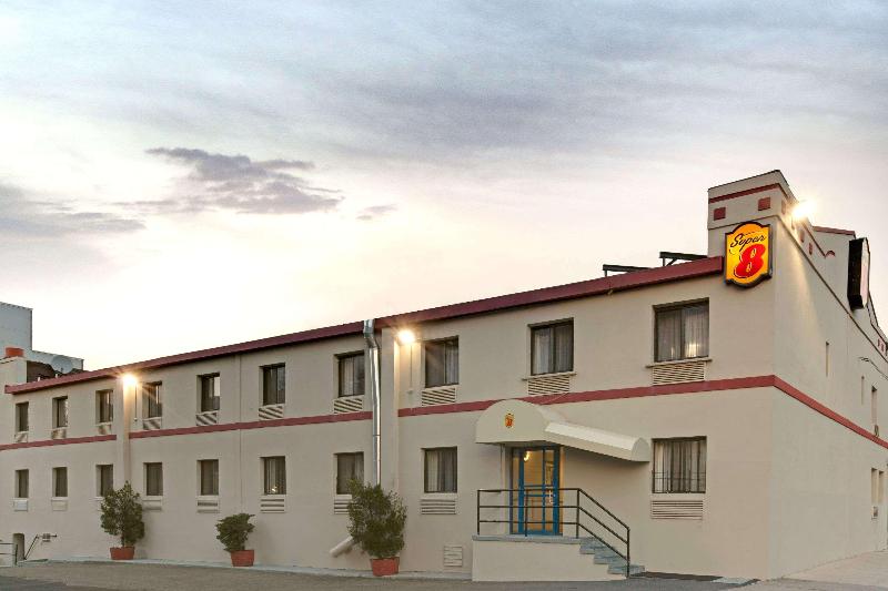 Super 8 by Wyndham Long Island City LGA Hotel - Genel
