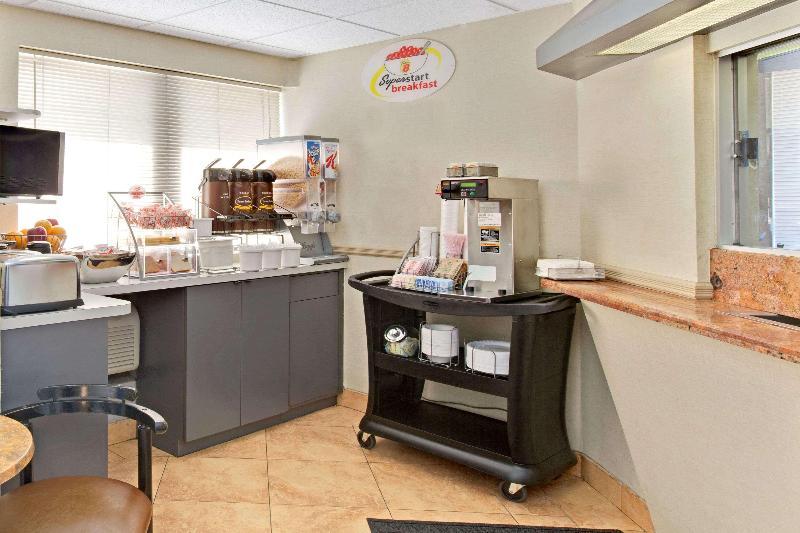 Super 8 by Wyndham Long Island City LGA Hotel - Restoran