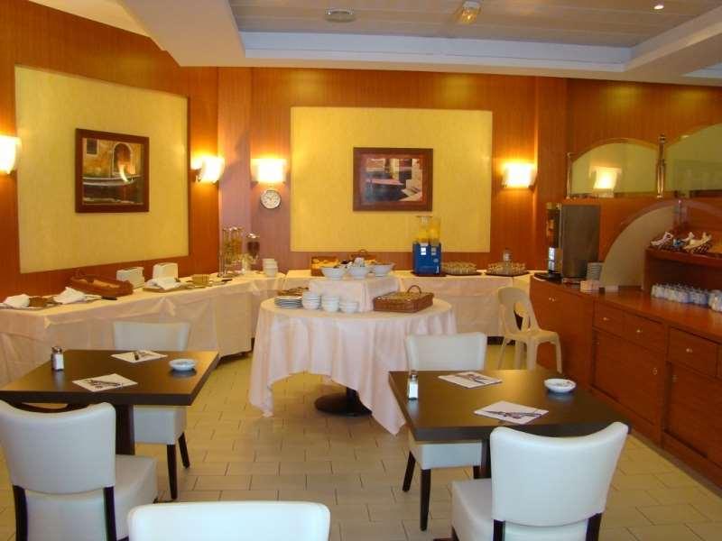 Brit Hotel Du Lac St Paul Les Dax - Restoran