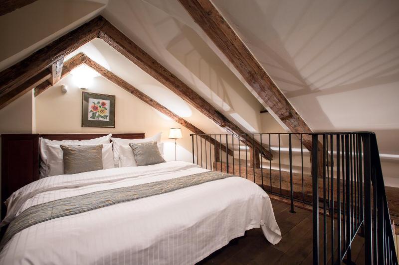 The Nicholas Hotel Residence - Oda