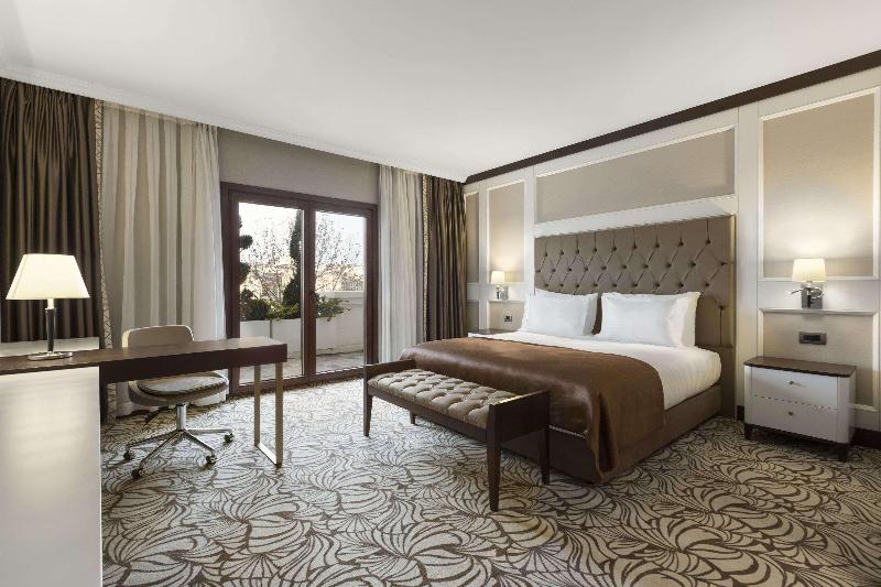 Ramada Hotel & Suites by Wyndham Istanbul Merter - Oda