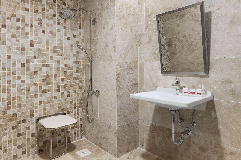 Ramada Hotel & Suites by Wyndham Istanbul Merter - Oda