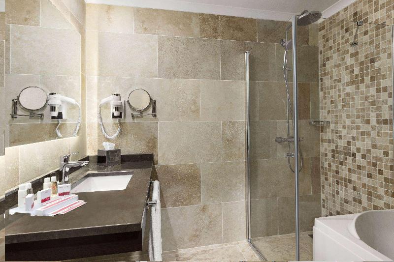 Ramada Hotel & Suites by Wyndham Istanbul Merter - Oda