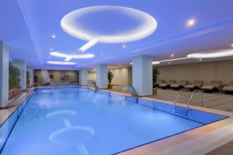 Ramada Hotel & Suites by Wyndham Istanbul Merter - Havuz