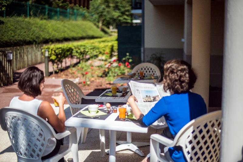 Comfort Aparthotel Divonne L'Oree du Parc - Teras