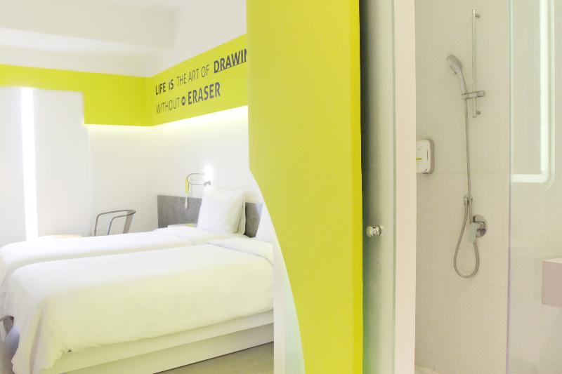 Yello Hotel Jemursari - Oda