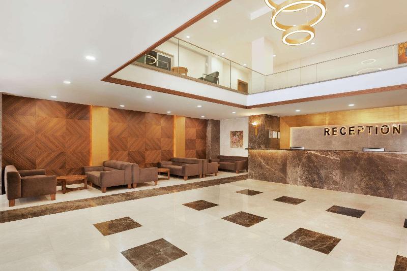 Ramada Hotel & Suites By Wyndham Kusadasi - Lobi