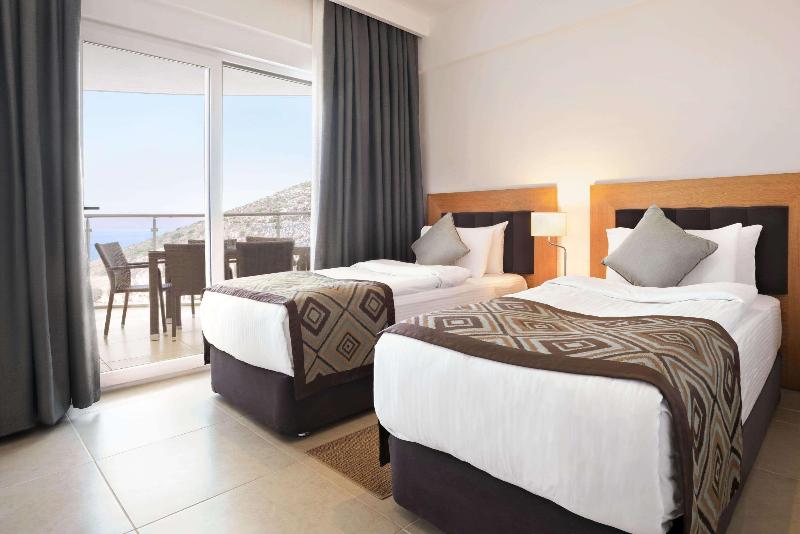 Ramada Hotel & Suites By Wyndham Kusadasi - Oda