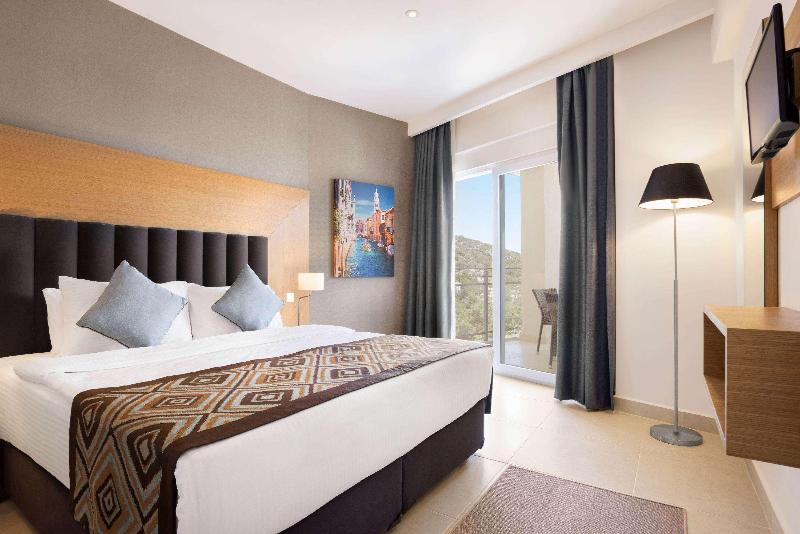 Ramada Hotel & Suites By Wyndham Kusadasi - Oda