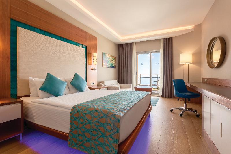 Ramada Hotel & Suites By Wyndham Kusadasi - Oda