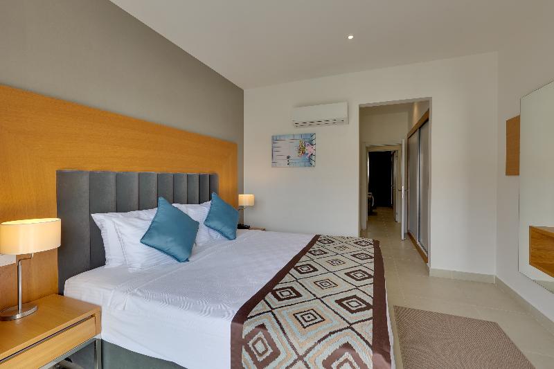 Ramada Hotel & Suites By Wyndham Kusadasi - Oda