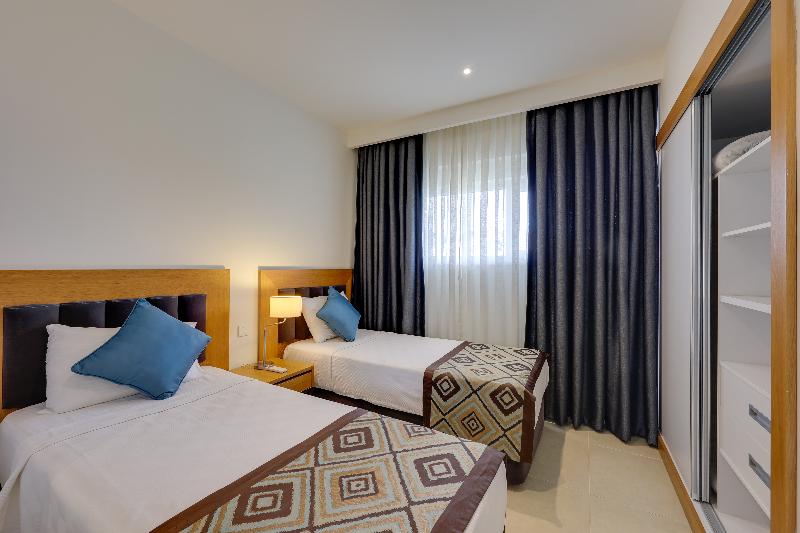 Ramada Hotel & Suites By Wyndham Kusadasi - Oda