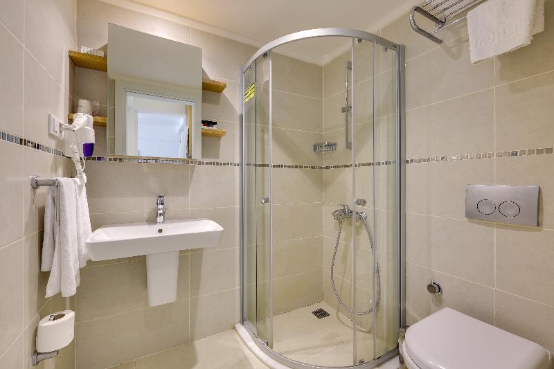 Ramada Hotel & Suites By Wyndham Kusadasi - Oda