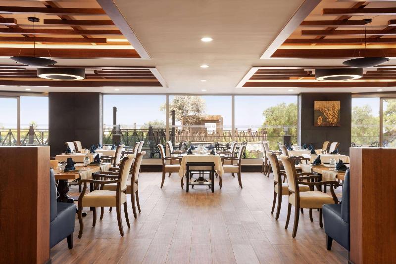 Ramada Hotel & Suites By Wyndham Kusadasi - Restoran
