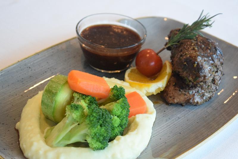 Saraya Corniche Hotel - Restoran