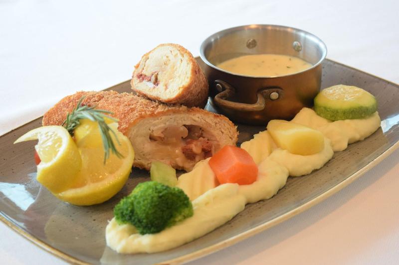 Saraya Corniche Hotel - Restoran