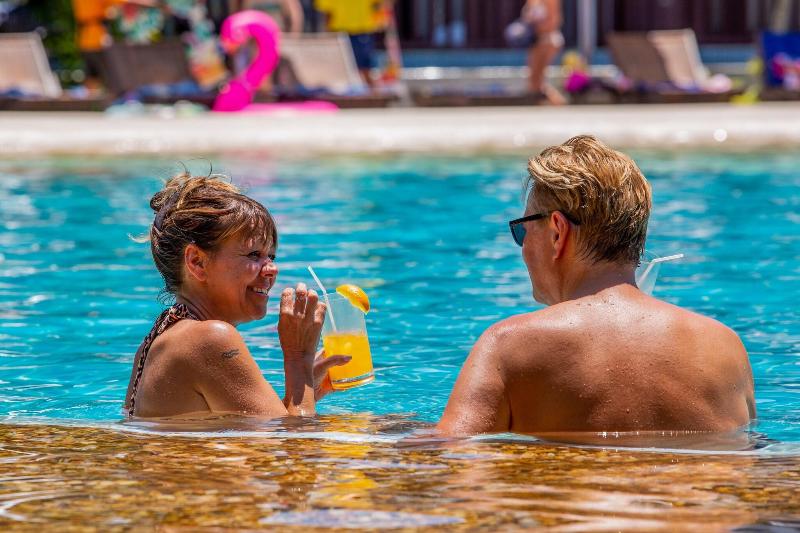 Arinara Beach Resort Phuket - Havuz