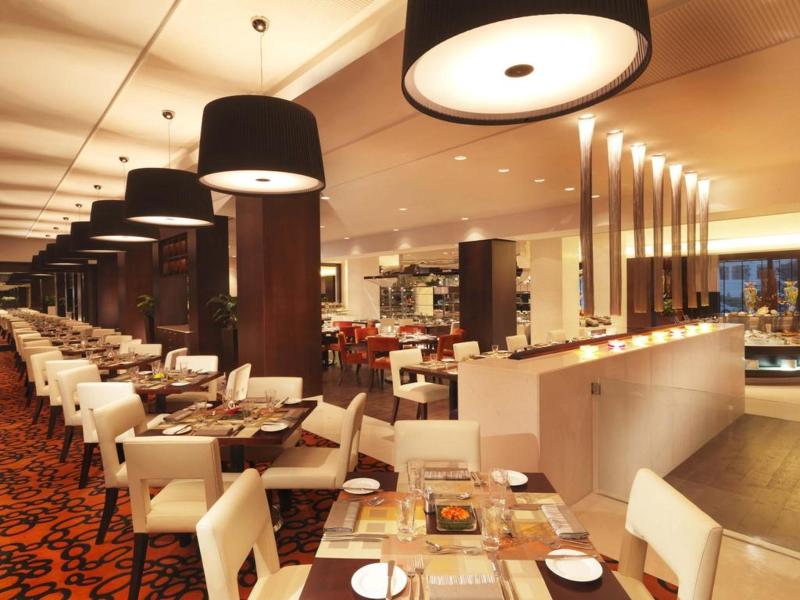 Movenpick Grand Al Bustan Hotel - Restoran