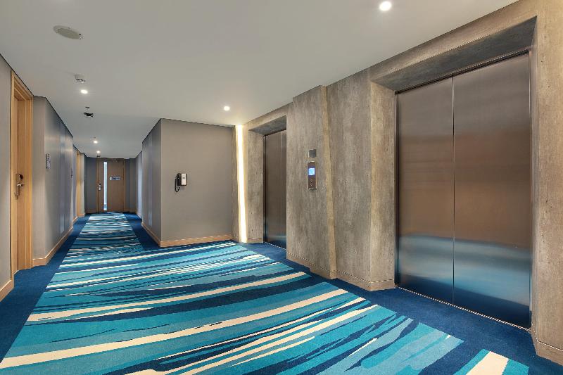 Holiday Inn Express Jakarta Wahid Hasyim - Lobi