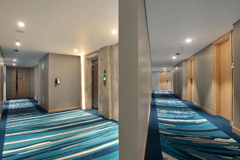 Holiday Inn Express Jakarta Wahid Hasyim - Lobi
