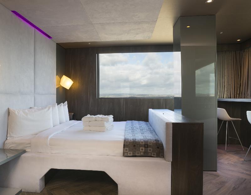 BLOC Hotel Gatwick - Oda