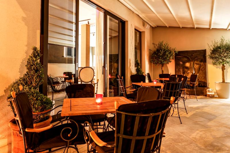Adiya Signature Hotel - Restoran