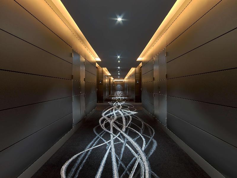V Hotel Dubai, Curio Collection by Hilton - Lobi