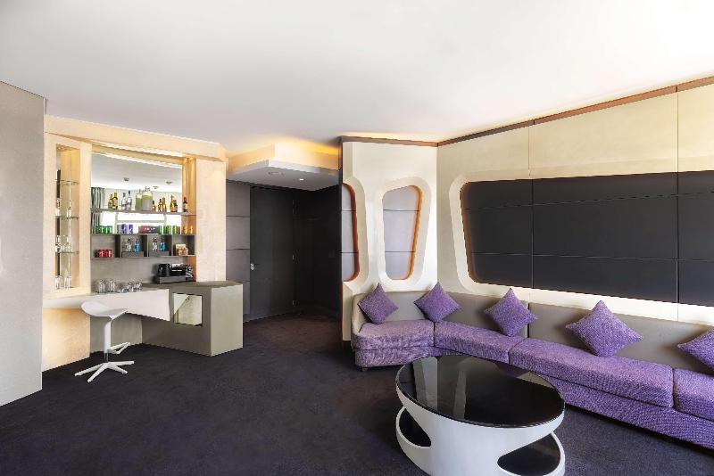V Hotel Dubai, Curio Collection by Hilton - Oda