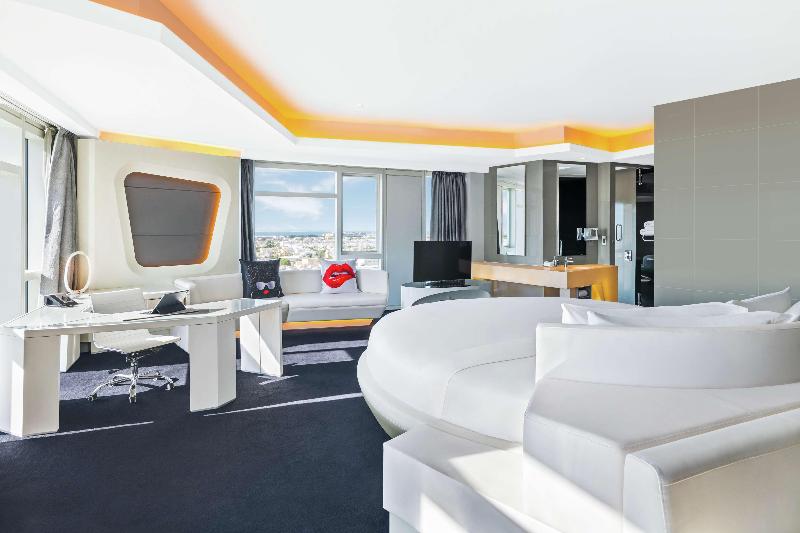 V Hotel Dubai, Curio Collection by Hilton - Oda