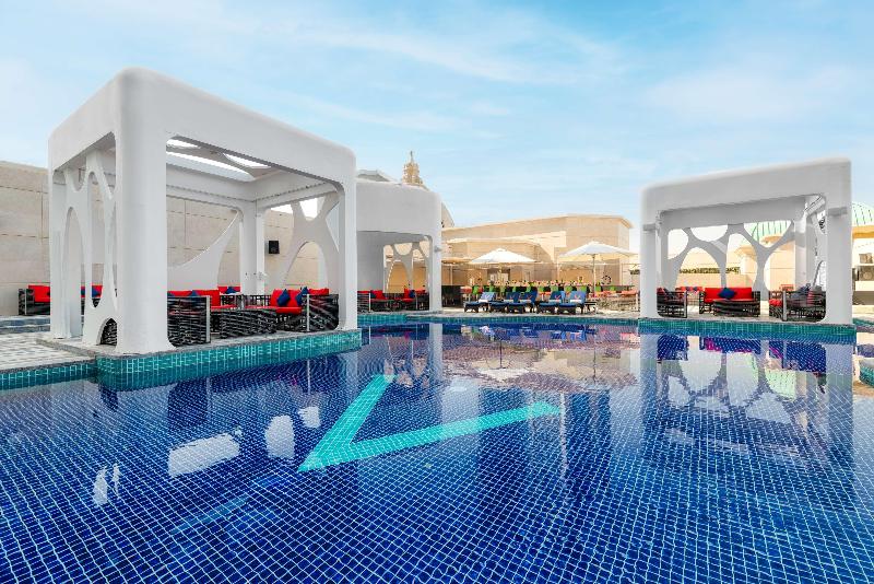 V Hotel Dubai, Curio Collection by Hilton - Havuz