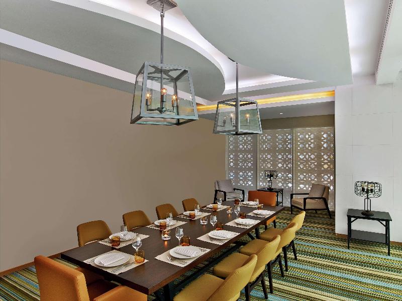 V Hotel Dubai, Curio Collection by Hilton - Restoran