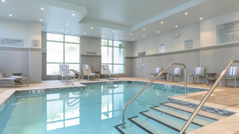 Courtyard by Marriott Edgewater NYC Area - Havuz
