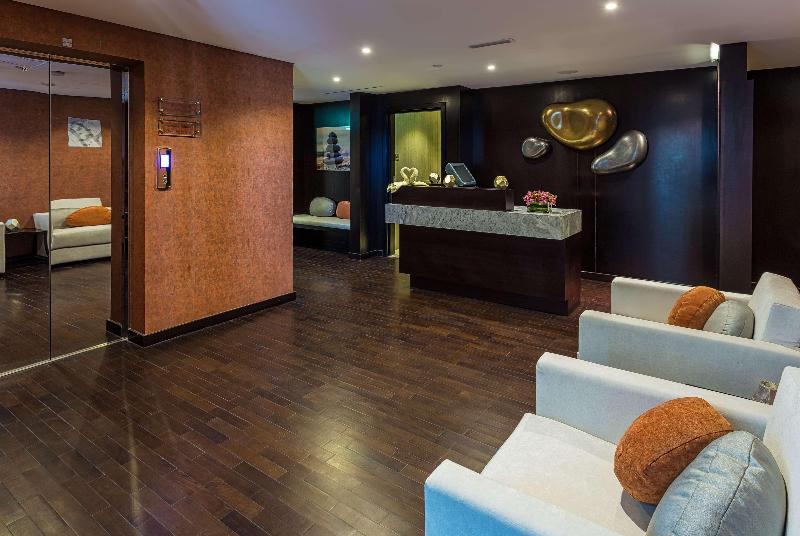 The First Collection Dubai Marina - Aktivite