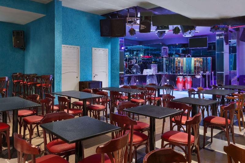 Howard Johnson Hotel Abu Dhabi - Bar