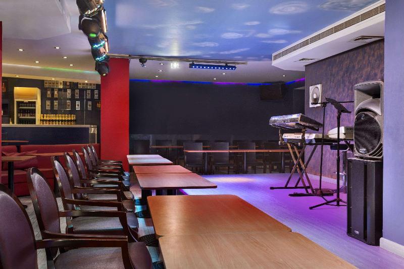 Howard Johnson Hotel Abu Dhabi - Bar