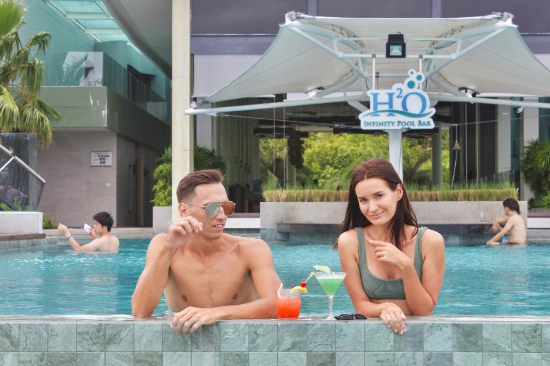 Crest Resort and Pool Villas - Bar
