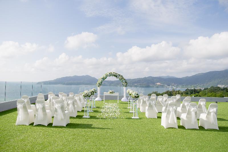 Crest Resort and Pool Villas - Teras